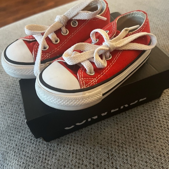 Toddler converse size 5 color red - Picture 2 of 3